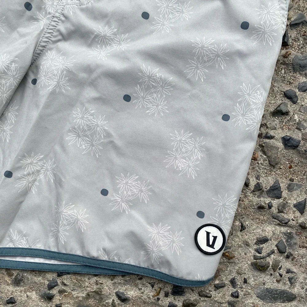 Vuori Cruise Board Short White Sage Desert Bloom Size 32 Swim Beach